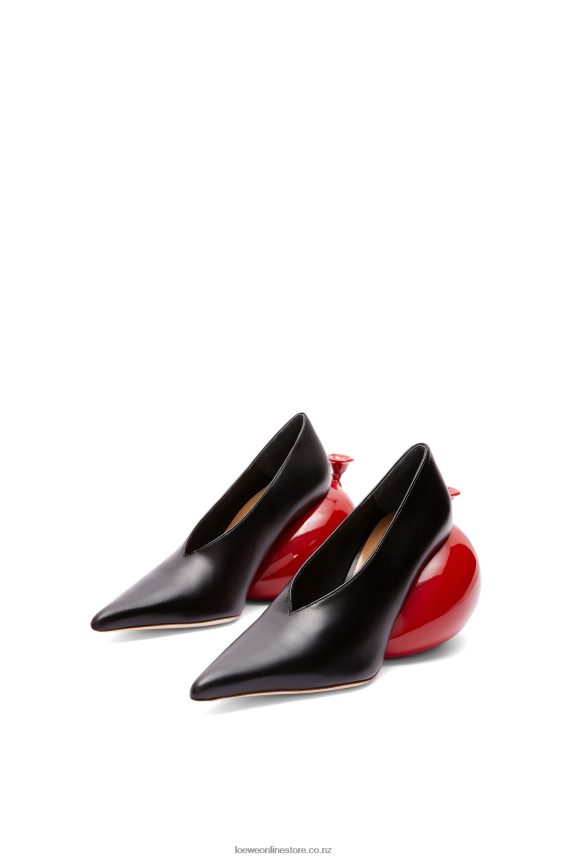 Loewe Women Balloon pump in calfskin Black/Red LH60R762