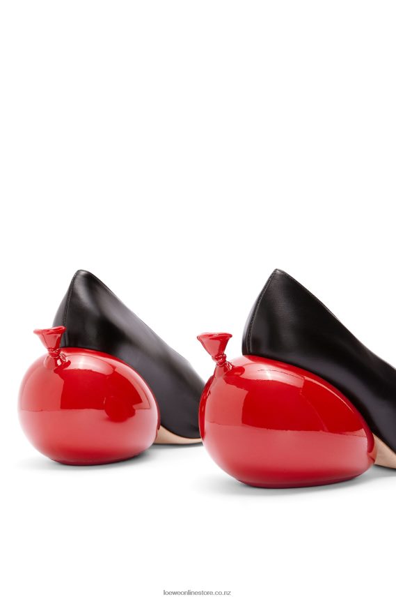 Loewe Women Balloon pump in calfskin Black/Red LH60R762