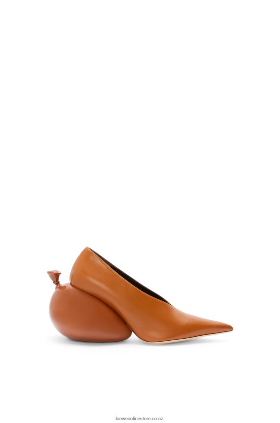 Loewe Women Balloon pump in calfskin Tan LH60R761