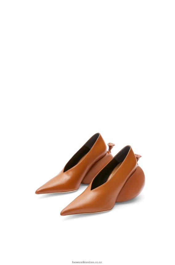 Loewe Women Balloon pump in calfskin Tan LH60R761