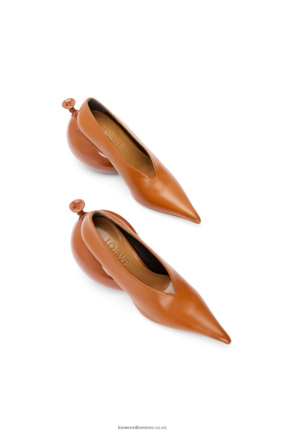 Loewe Women Balloon pump in calfskin Tan LH60R761