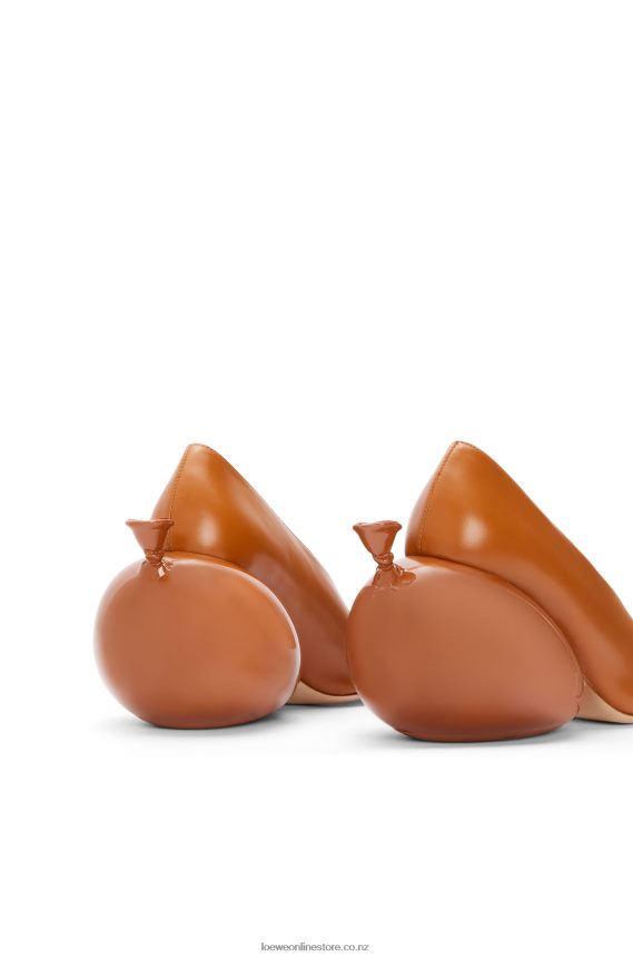 Loewe Women Balloon pump in calfskin Tan LH60R761