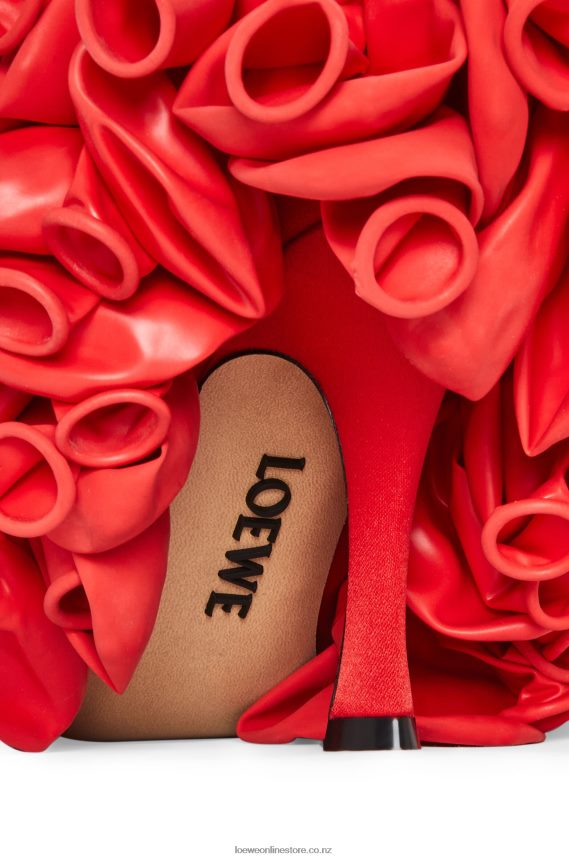 Loewe Women Comic balloon pump in satin Anthurium Red LH60R767