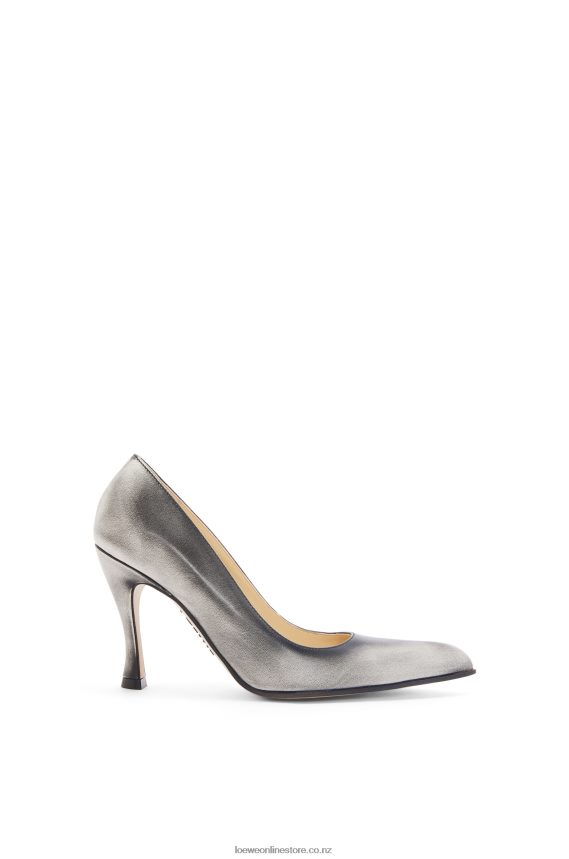 Loewe Women Comic classic pump in calfskin Anthurium White/Black LH60R749
