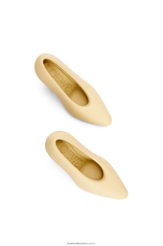 Loewe Women Comic foam pump in light foam rubber Oat Milk LH60R732